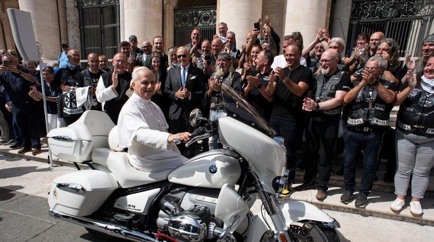 Lav obožava rasne motore! BMW R 18 postao je nebeski stroj – s Papinim autogramom i grbom Vatikana