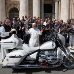 Lav obožava rasne motore! BMW R 18 postao je nebeski stroj – s Papinim autogramom i grbom Vatikana (foto: BMW)