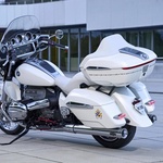 Lav obožava rasne motore! BMW R 18 postao je nebeski stroj – s Papinim autogramom i grbom Vatikana (foto: BMW)