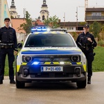 Četvorka u bojama uniforme. Ovo je novo patrolno vozilo policije (foto: Renault Slovenija)