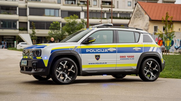 Četvorka u bojama uniforme. Ovo je novo patrolno vozilo policije