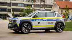 Četvorka u bojama uniforme. Ovo je novo patrolno vozilo policije