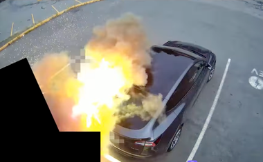 Električni automobil se zapalio tijekom punjenja - vlasnika je otpuhalo nekoliko metara (VIDEO)