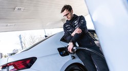 Poljak srušio Guinnessov rekord Hrvata. S jednim punjenjem prevalio  2831 km, ili čak 285,2 km više od Šebaljevog partnera Marka Tomca i Ivana Cvetkovića
