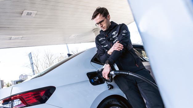 Poljak srušio Guinnessov rekord Hrvata. S jednim punjenjem prevalio  2831 km, ili čak 285,2 km više od Šebaljevog partnera Marka Tomca i Ivana Cvetkovića
