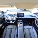 Ima puno prostora, a korišteni materijali su ugodni na dodir, s tim rijetkim osjećajem kvalitete. I - srećom, nisu potpuno zaboravili na najvažnije fizičke prekidače. (foto: Matjaž Korošak)