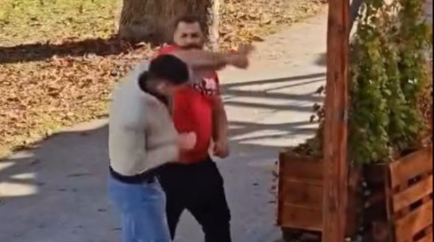 Pijani Rom udario Slovenca! Novi incident u Novom mestu, napad snimljen kamerom