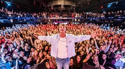 Tko je "klinac" koji puni dvorane od Vardara do Triglava! Glazbeni fenomen nove generacije: započeo je putovanje na TikToku, a sada je 5x rasprodao Sava centar u Beogradu, 2x Cvetličarnu u Ljubljani