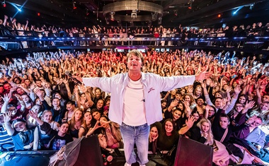 Tko je "klinac" koji puni dvorane od Vardara do Triglava! Glazbeni fenomen nove generacije: započeo je putovanje na TikToku, a sada je 5x rasprodao Sava centar u Beogradu, 2x Cvetličarnu u Ljubljani