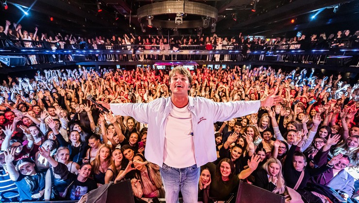 Tko je "klinac" koji puni dvorane od Vardara do Triglava! Glazbeni fenomen nove generacije: započeo je putovanje na TikToku, a sada je 5x rasprodao Sava centar u Beogradu, 2x Cvetličarnu u Ljubljani