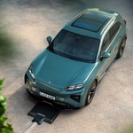 Za samo 2,5 sekundi ubrzava Cayanne od 1156 konja, a puni se i bez kablova -  indukcijski do 11 kWh (foto: Porsche)