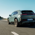 Za samo 2,5 sekundi ubrzava Cayanne od 1156 konja, a puni se i bez kablova -  indukcijski do 11 kWh (foto: Porsche)