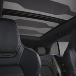 Za samo 2,5 sekundi ubrzava Cayanne od 1156 konja, a puni se i bez kablova -  indukcijski do 11 kWh (foto: Porsche)