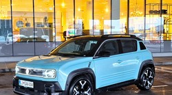 Nekad je bio 100 % funkcionalan, sad je 100 % fensi! Zima je ozbiljan stres za električni pogon! Cijena? Od 30.990 na više, no uz poticaje ide i za 21.990 eura!!! Šteta što ide samo na struju