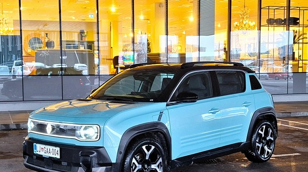 Nekad je bio 100 % funkcionalan, sad je 100 % fensi! Zima je ozbiljan stres za električni pogon! Cijena? Od 30.990 na više, no uz poticaje ide i za 21.990 eura!!! Šteta što ide samo na struju