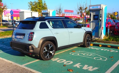 Struja može biti jeftinija od benzina - Ne ubijaju e-mobilnost cijene baterija ni “skupi auti”, nego naša nesposobnost da stvorimo normalne, predvidljive uvjete za kućnu i zgradsku infrastrukturu