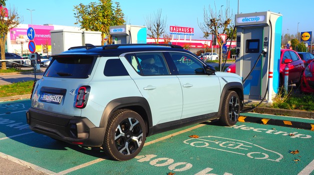 Struja može biti jeftinija od benzina - Ne ubijaju e-mobilnost cijene baterija ni “skupi auti”, nego naša nesposobnost da stvorimo normalne, predvidljive uvjete za kućnu i zgradsku infrastrukturu