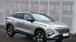 Pravi komad auta za 23.990 eura, a ima 4,4 metra, sistemsku snagu od 224 konja, 5 EURO NCAP zvjezdica, 7 godina jamstva, a sve to i za 20 % manje novca od ljutog konkurenta, od Toyote C-HR Hybrid