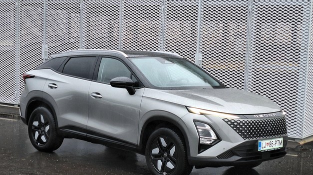 Pravi komad auta za 23.990 eura, a ima 4,4 metra, sistemsku snagu od 224 konja, 5 EURO NCAP zvjezdica, 7 godina jamstva, a sve to i za 20 % manje novca od ljutog konkurenta, od Toyote C-HR Hybrid