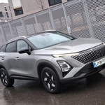 Pravi komad auta za 23.990 eura, a ima 4,4 metra, sistemsku snagu od 224 konja, 5 EURO NCAP zvjezdica, 7 godina jamstva, a sve to i za 20 % manje novca od ljutog konkurenta, od Toyote C-HR Hybrid (foto: Matjaž Gregorič)