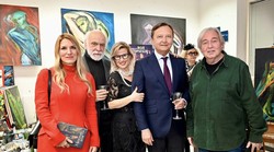 Svijet poznatih i uglednih na izložbi slavnih! Slikar i spisateljica ljubav gledaju na posve drugi način - zablude i manipulacijie nemaju mjesta u srcima - oni su ih raskrinkali, svaki na svoj način