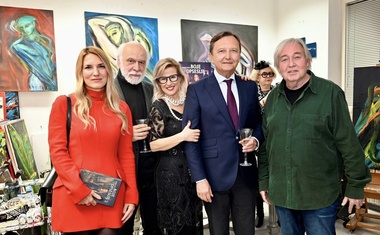 Svijet poznatih i uglednih na izložbi slavnih! Slikar i spisateljica ljubav gledaju na posve drugi način - zablude i manipulacijie nemaju mjesta u srcima - oni su ih raskrinkali, svaki na svoj način