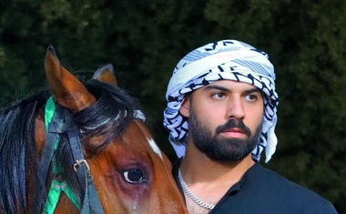 Najljepšeg Arapa Saudijci potjerali jer je prezgodan!  Žene su ga prepoznale, tražile fotografije i autograme, a red je bio dug