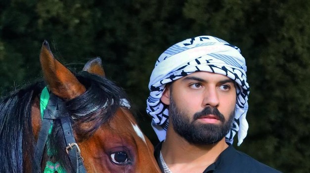 Najljepšeg Arapa Saudijci potjerali jer je prezgodan!  Žene su ga prepoznale, tražile fotografije i autograme, a red je bio dug