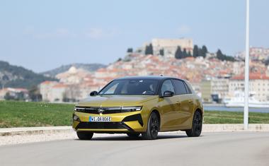 Prvi kilometri u HR! Astra u Dalmaciji u potrazi za zlatnim vremenima i kultnim statusom - prvo samo za odabrane svjetske novinare, a dizeli od 27.400 eura spremni već od sutra i za hrvatske kupce