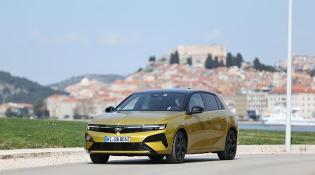 Prvi kilometri u HR! Astra u Dalmaciji u potrazi za zlatnim vremenima i kultnim statusom - prvo samo za odabrane svjetske novinare, a dizeli od 27.400 eura spremni već od sutra i za hrvatske kupce