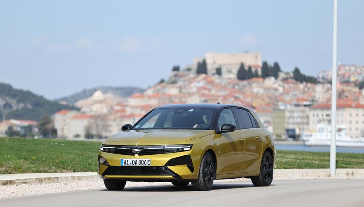 Prvi kilometri u HR! Astra u Dalmaciji u potrazi za zlatnim vremenima i kultnim statusom - prvo samo za odabrane svjetske novinare, a dizeli od 27.400 eura spremni već od sutra i za hrvatske kupce