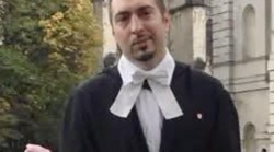 Josip Dabro travničku je diplomu nostrificirao, aljkavi Tomašević svoju englesku nije, jer očito mu ne treba da bi vladao Zagrebom! Unosnija mu je ona koja se izvaljala u blatu