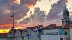 "To je biser, hrvatski Santorini"? Ali za razliku od svjetski poznatog grčkog otoka, ovdje srećom nema velikih hotela i turističkih gužvi