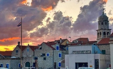 "To je biser, hrvatski Santorini"? Ali za razliku od svjetski poznatog grčkog otoka, ovdje srećom nema velikih hotela i turističkih gužvi