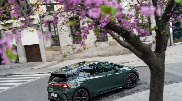 CUPRA Born 2026: novi električni adut s dometom do 631 km i 326 KS -