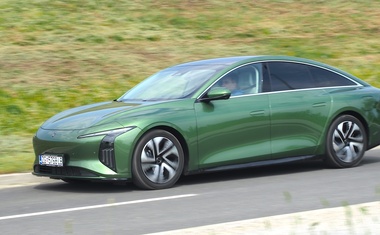 Limuzina od 5 m za 29.990 eura, za stvarni život, ne za briselske powerpointe!  Daleko najviše cm2 pleha za najmanje novca