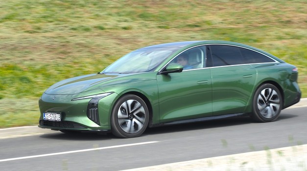 Limuzina od 5 m za 29.990 eura, za stvarni život, ne za briselske powerpointe!  Daleko najviše cm2 pleha za najmanje novca