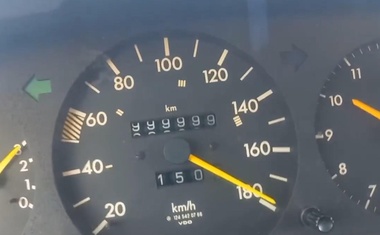 Na ceste je stigao davne 1984. godine, a i danas radi kao stroj: ovaj Mercedes je prešao milijun kilometara! (VIDEO)