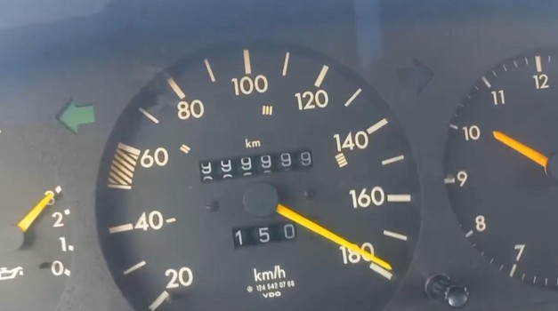 Na ceste je stigao davne 1984. godine, a i danas radi kao stroj: ovaj Mercedes je prešao milijun kilometara! (VIDEO)