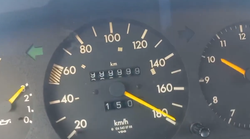 Na ceste je stigao davne 1984. godine, a i danas radi kao stroj: ovaj Mercedes je prešao milijun kilometara! (VIDEO)