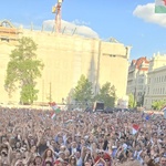 Otkačeni doktor zaplesao još jednom na političkom grobu Viktora Orbána, ovaj put na Kossuth trgu i to poput Travolte postavši simbol nove Mađarske (foto: Zsolt Hegedűs / Facebook / Tisaz party / Facebook)