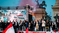 Otkačeni doktor zaplesao još jednom na političkom grobu Viktora Orbána, ovaj put na Kossuth trgu i to poput Travolte postavši simbol nove Mađarske