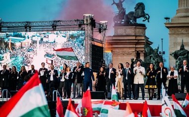 Otkačeni doktor zaplesao još jednom na političkom grobu Viktora Orbána, ovaj put na Kossuth trgu i to poput Travolte postavši simbol nove Mađarske