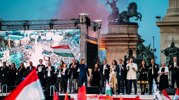 Otkačeni doktor zaplesao još jednom na političkom grobu Viktora Orbána, ovaj put na Kossuth trgu i to poput Travolte postavši simbol nove Mađarske