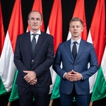 Otkačeni doktor zaplesao još jednom na političkom grobu Viktora Orbána, ovaj put na Kossuth trgu i to poput Travolte postavši simbol nove Mađarske (foto: Zsolt Hegedűs / Facebook / Tisaz party / Facebook)