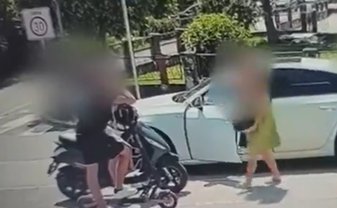 Mama navodno polila tinejdžera benzinom, sin joj zapalio šibicu - šokantni prizori iz našeg susjedstva