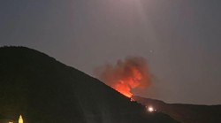 Komiža okružena vatrom! Požar je izbio oko 23 sata u nedjelju i brzo se širio, potaknut suhim raslinjem i vjetrom