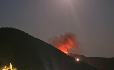 Komiža okružena vatrom! Požar je izbio oko 23 sata u nedjelju i brzo se širio, potaknut suhim raslinjem i vjetrom