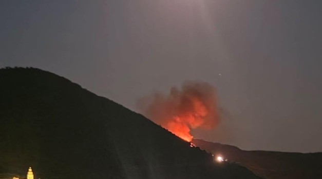 Komiža okružena vatrom! Požar je izbio oko 23 sata u nedjelju i brzo se širio, potaknut suhim raslinjem i vjetrom